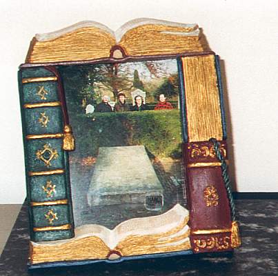 foto van het graf van Piet Paaltjens in een fotolijstje van boeken